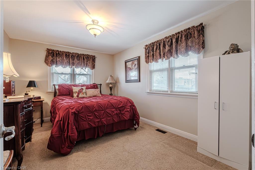 109 Talbot Street N Property Photo 23