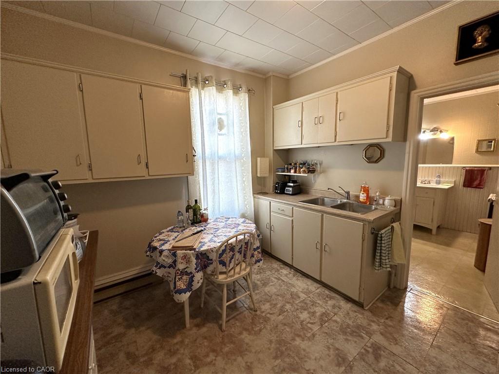 109 Talbot Street N Property Photo 33