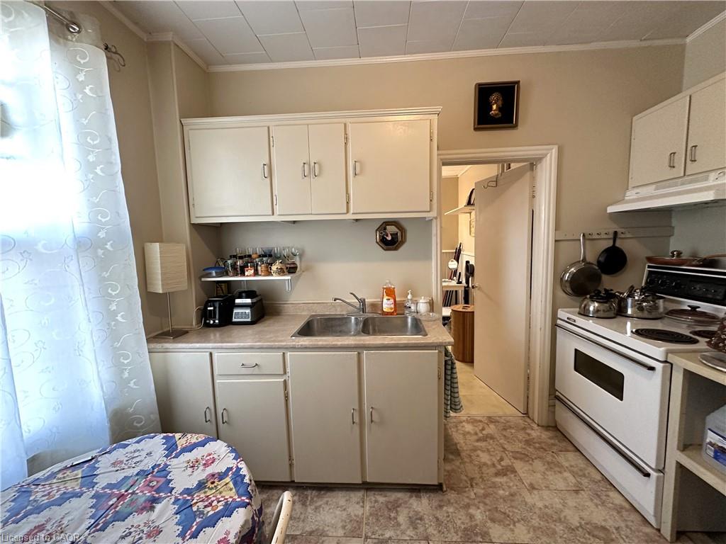 109 Talbot Street N Property Photo 34