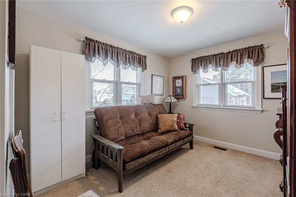 109 Talbot Street N Property Photo 27