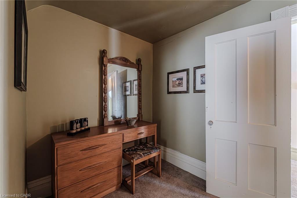 109 Talbot Street N Property Photo 32