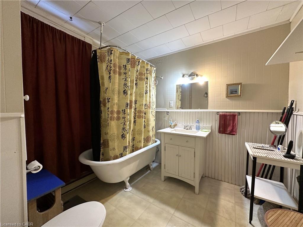 109 Talbot Street N Property Photo 35