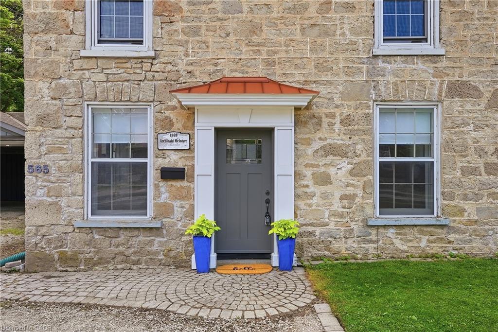 565 St David Street N Property Photo 1