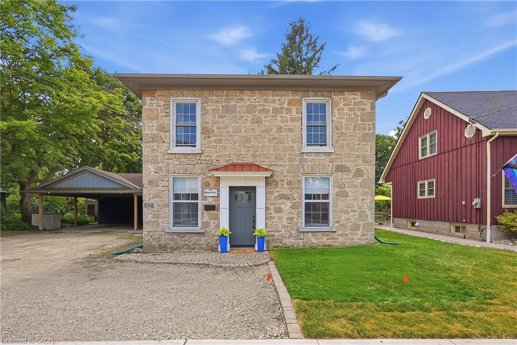 565 St David Street N Property Photo 2