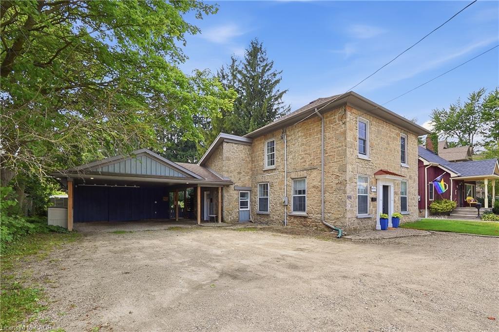 565 St David Street N Property Photo 3