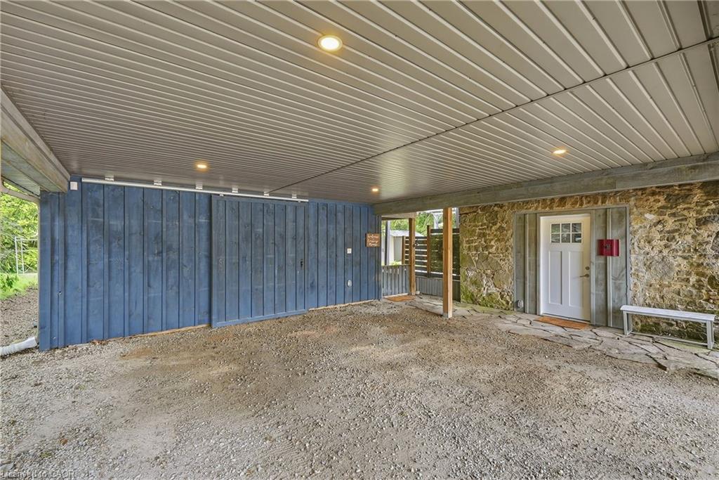 565 St David Street N Property Photo 4