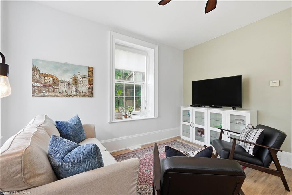 565 St David Street N Property Photo 5