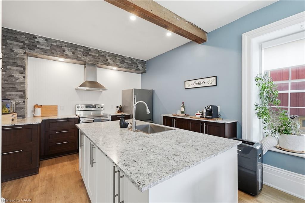 565 St David Street N Property Photo 10