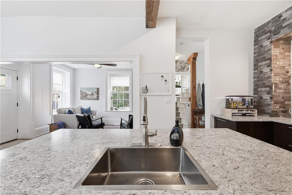 565 St David Street N Property Photo 11