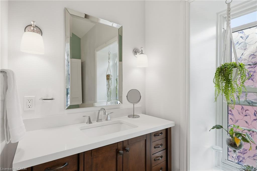 565 St David Street N Property Photo 19