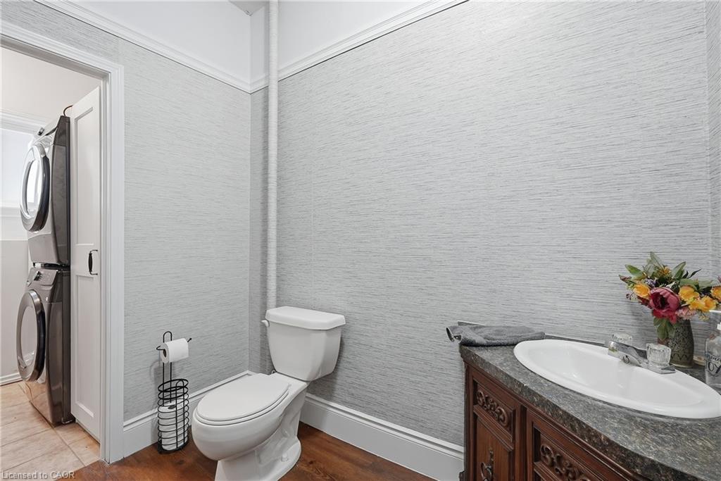 565 St David Street N Property Photo 24