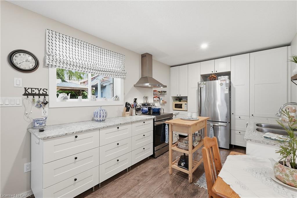 565 St David Street N Property Photo 38