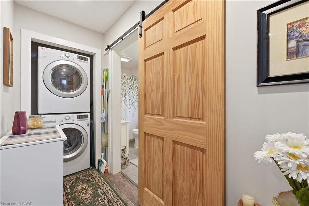565 St David Street N Property Photo 41