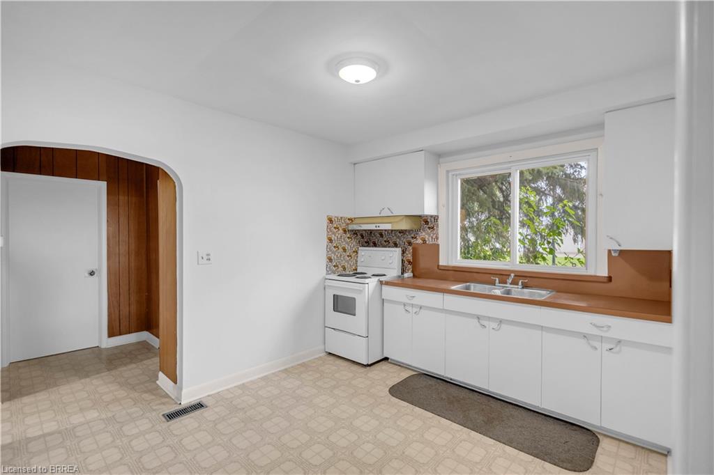 1097 Colborne Street W Property Photo 9