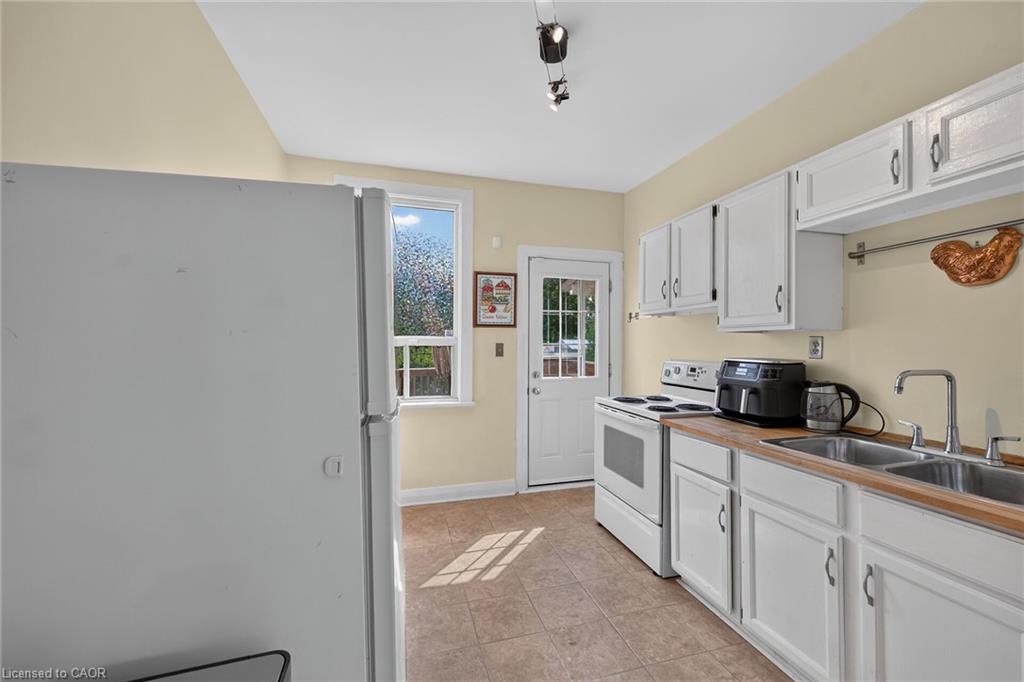 230 Picton Street E Property Photo 5
