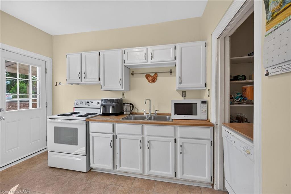 230 Picton Street E Property Photo 6
