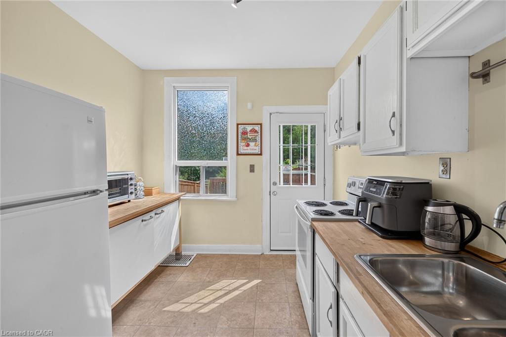 230 Picton Street E Property Photo 7