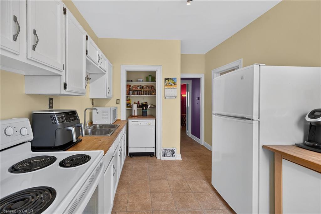 230 Picton Street E Property Photo 8