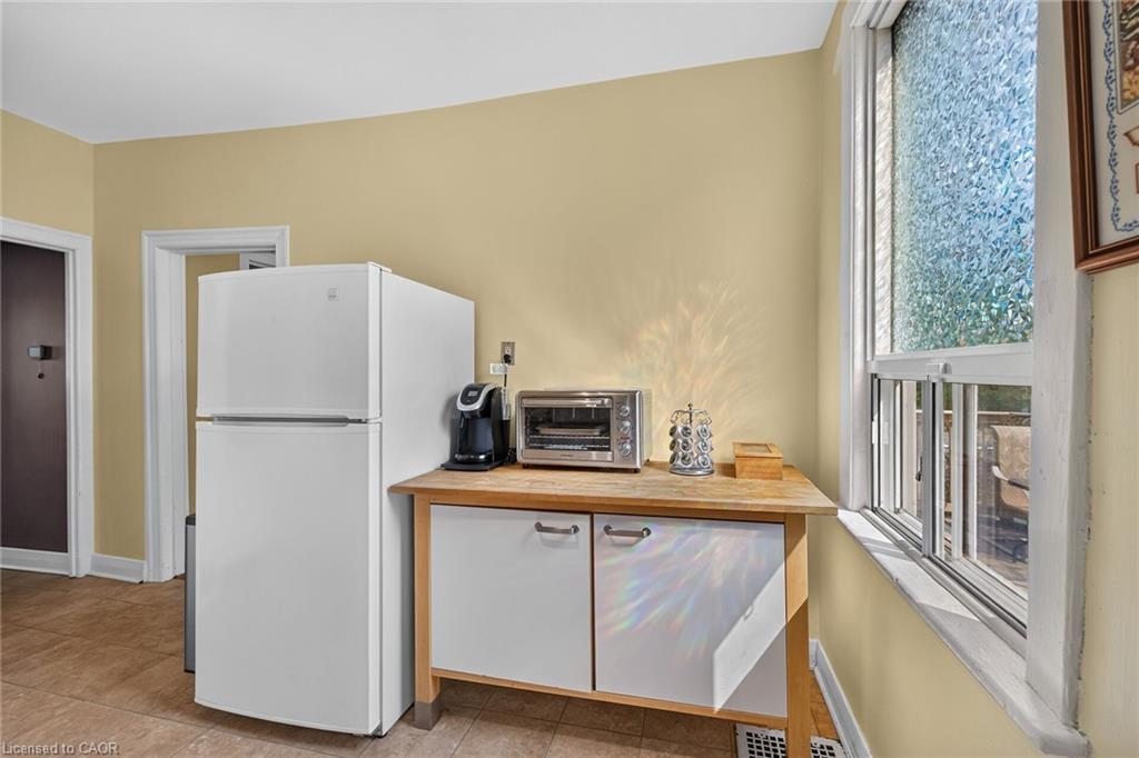 230 Picton Street E Property Photo 9