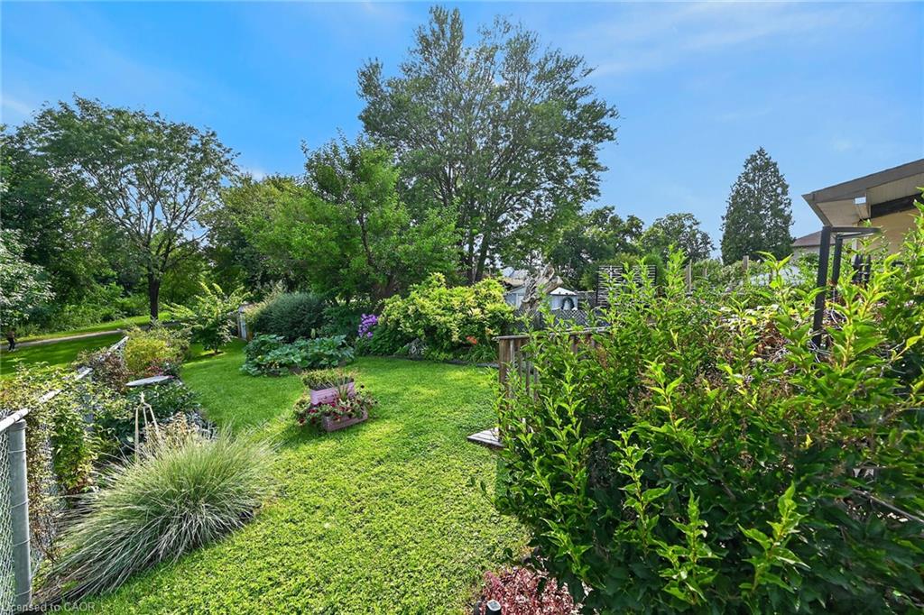 230 Picton Street E Property Photo 34
