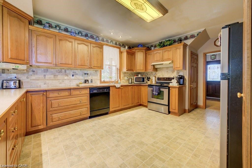 875 Safari Road Property Photo 8
