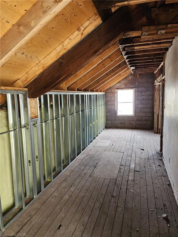 26 John Street N Property Photo 8