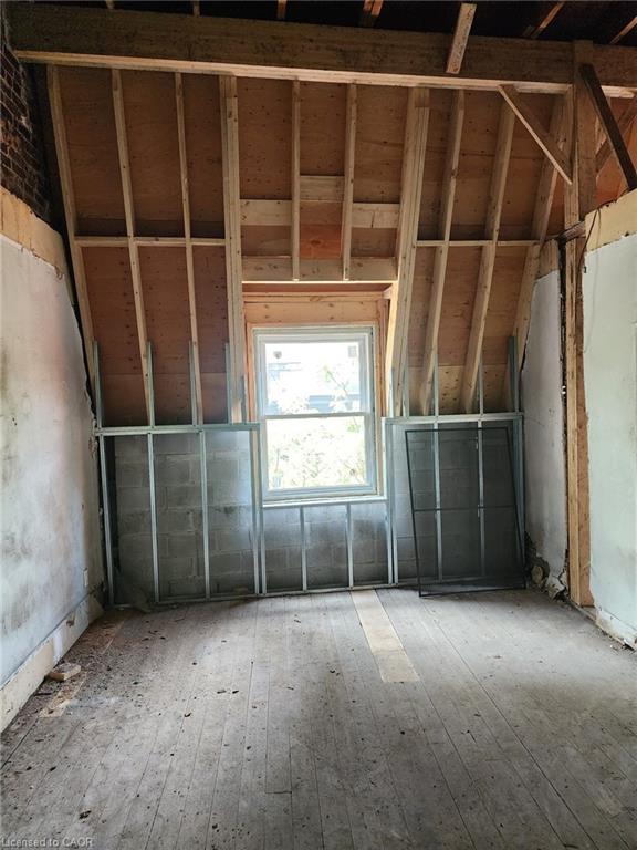 26 John Street N Property Photo 13