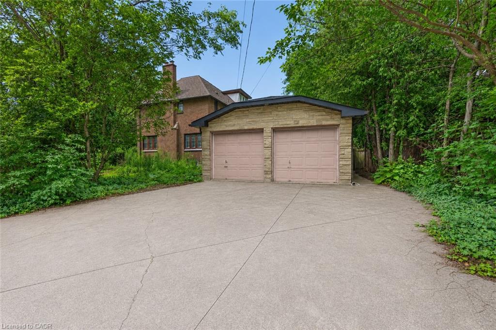4 Forsyth Avenue N Property Photo 3