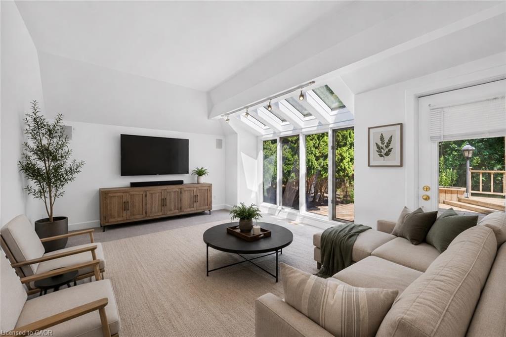 4 Forsyth Avenue N Property Photo 6