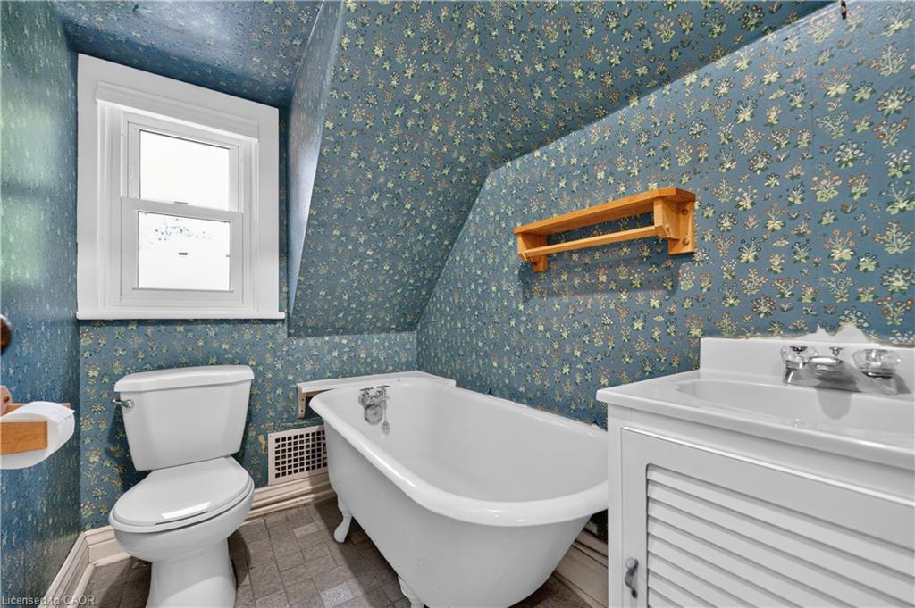 4 Forsyth Avenue N Property Photo 13