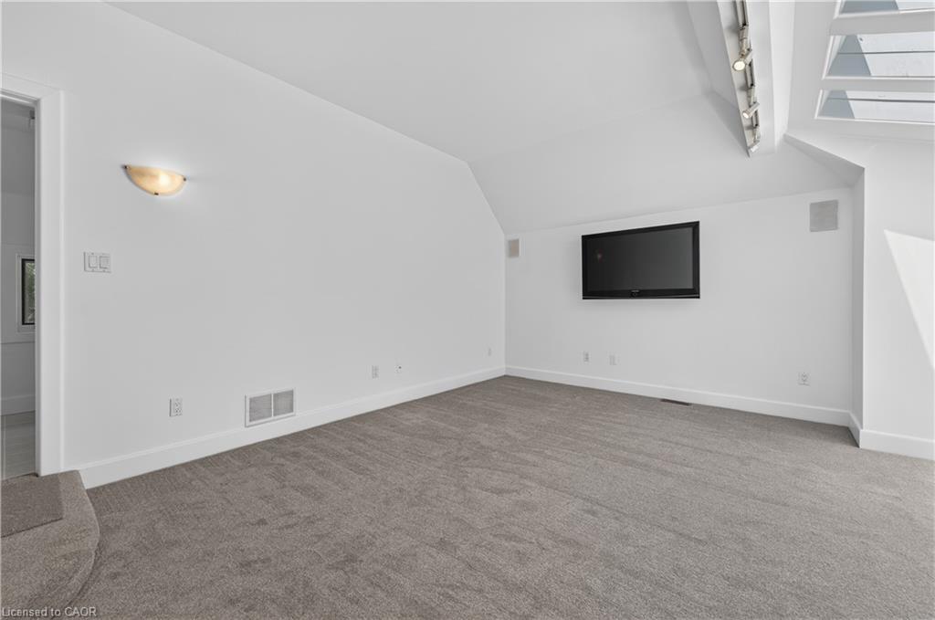 4 Forsyth Avenue N Property Photo 27