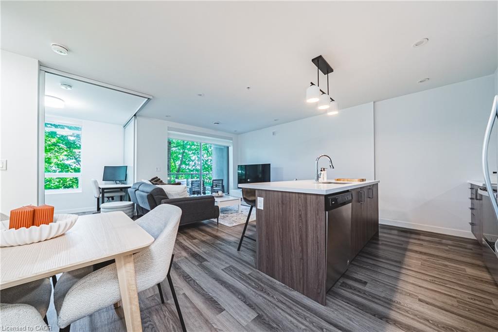 105-479 Charlton Avenue E Property Photo 7