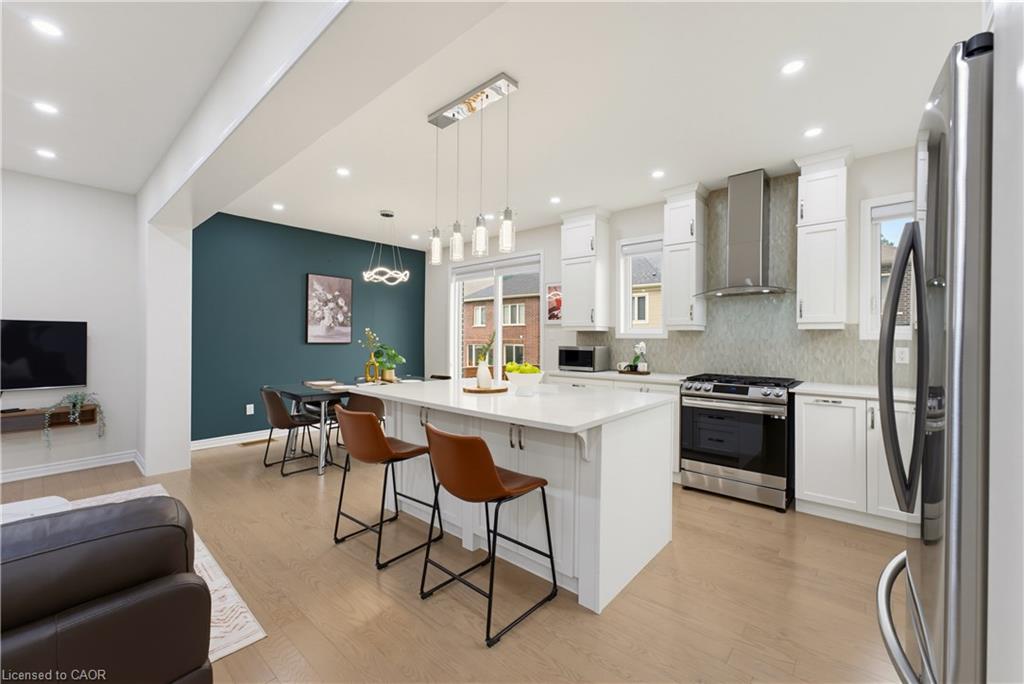 6 Milt Schmidt Street Property Photo 8