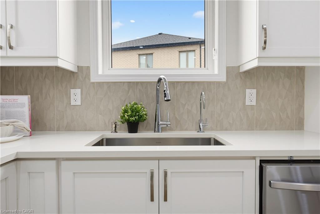 6 Milt Schmidt Street Property Photo 11