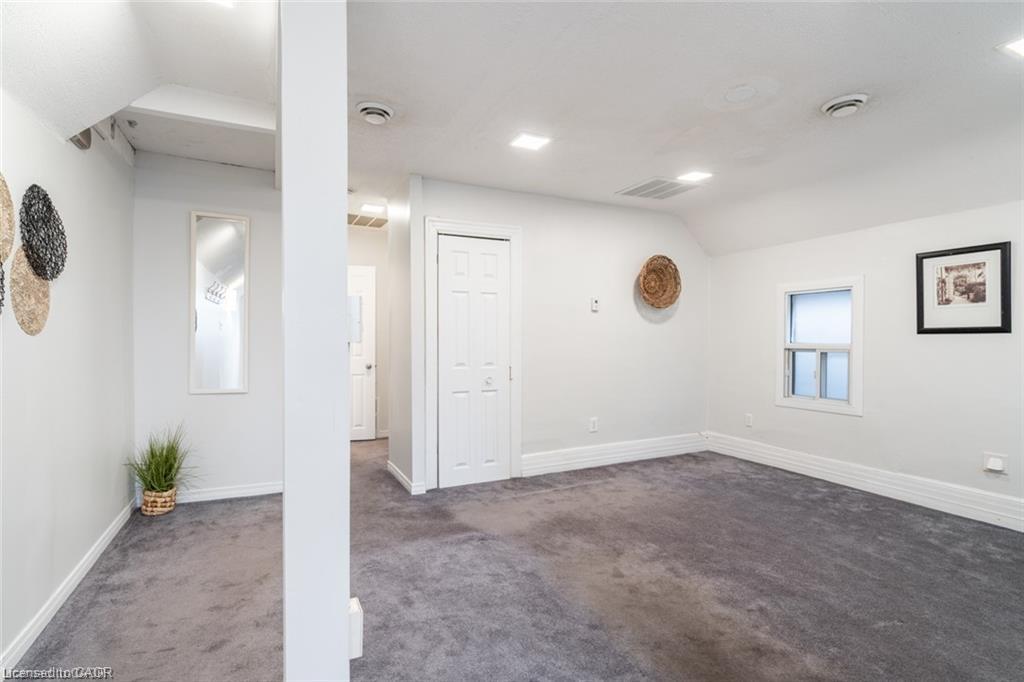 188 Sherman Avenue N Property Photo 8