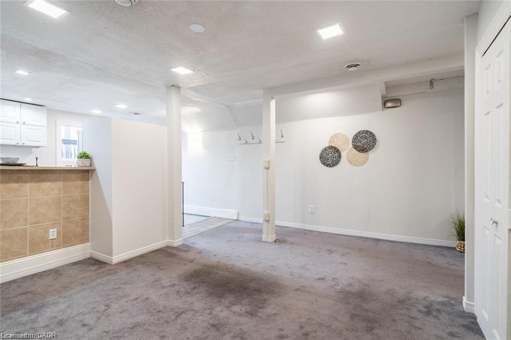188 Sherman Avenue N Property Photo 12