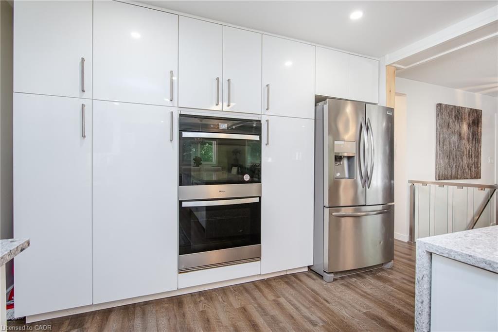 99 John Street W Property Photo 12