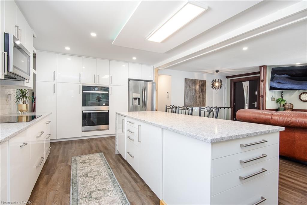 99 John Street W Property Photo 13