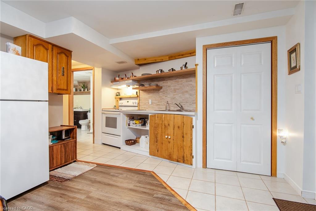 99 John Street W Property Photo 28