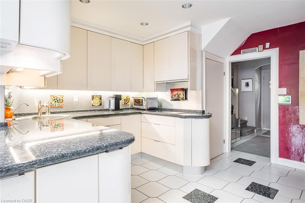 107 Bond Street S Property Photo 14
