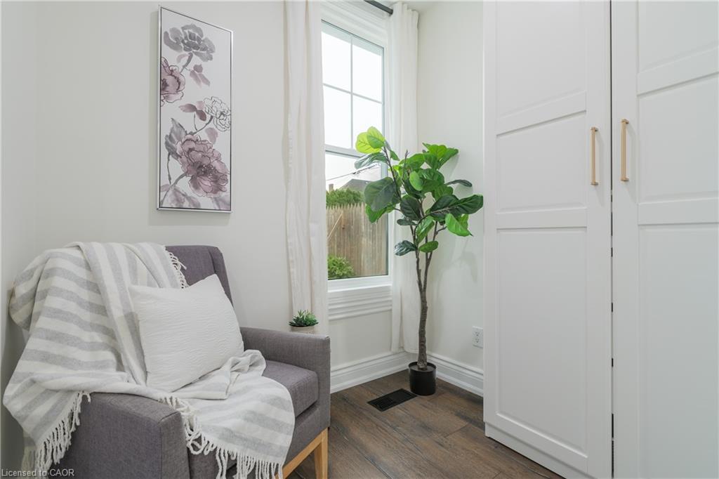 46 Murray Street E Property Photo 23