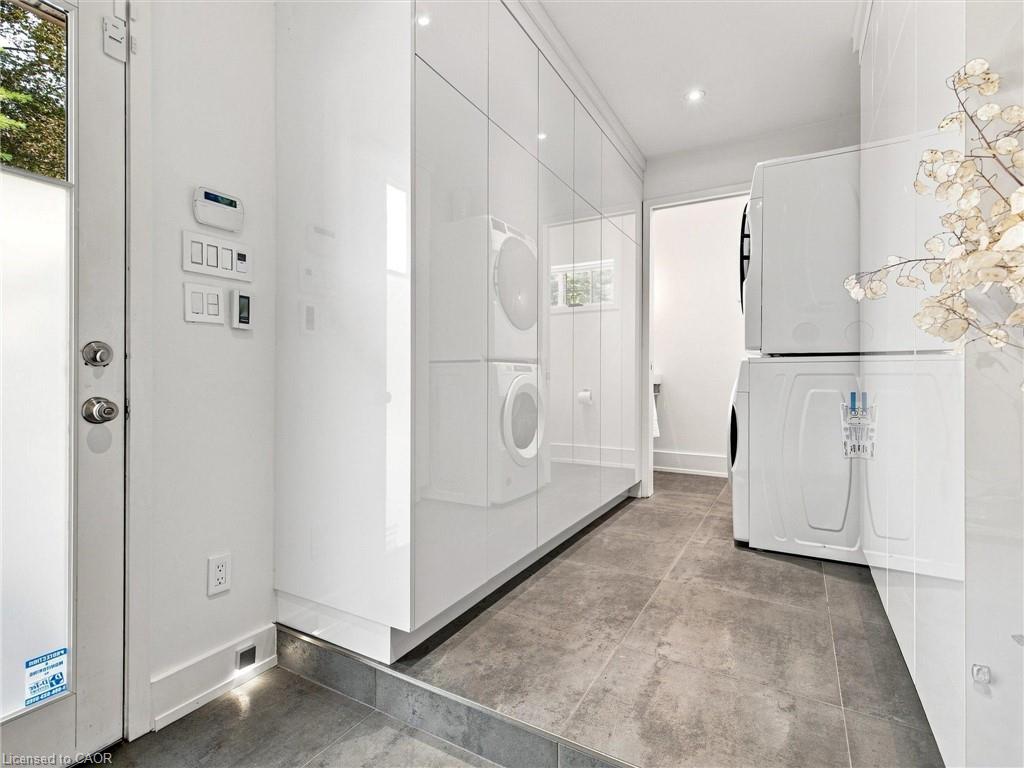 2076 Glenforest Crescent Property Photo 17