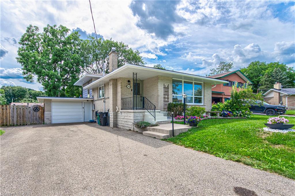 104 Springbank Crescent Property Photo 2
