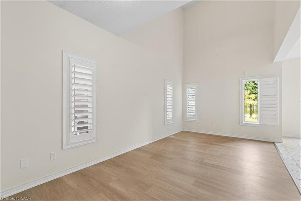 242 Moorlands Crescent Property Photo 9