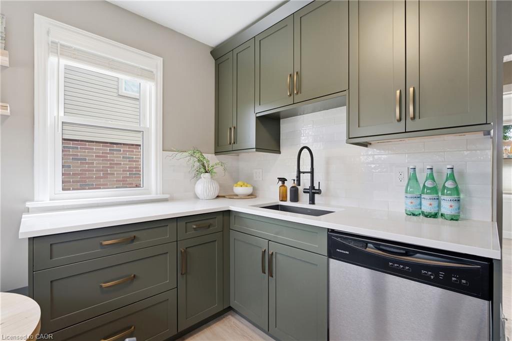 20 Hillview Street Property Photo 8
