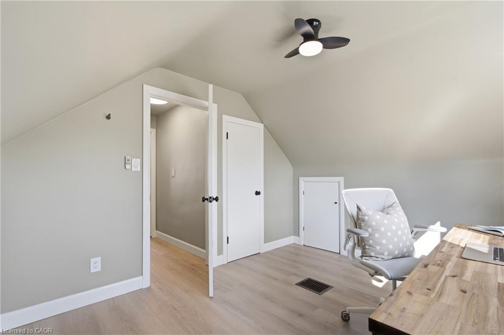 20 Hillview Street Property Photo 18