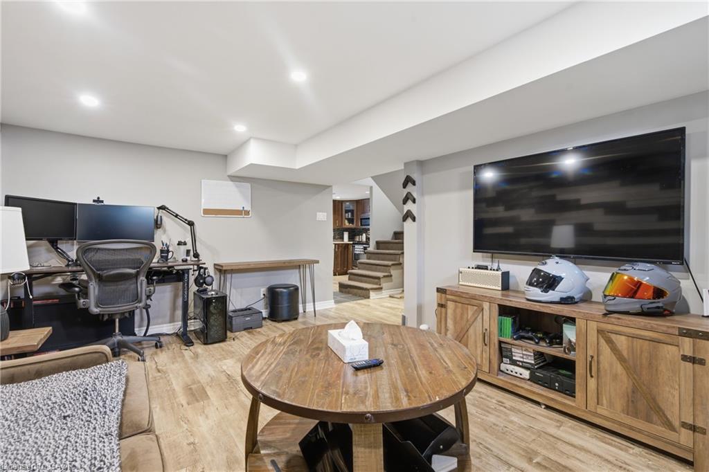 20 Hillview Street Property Photo 28