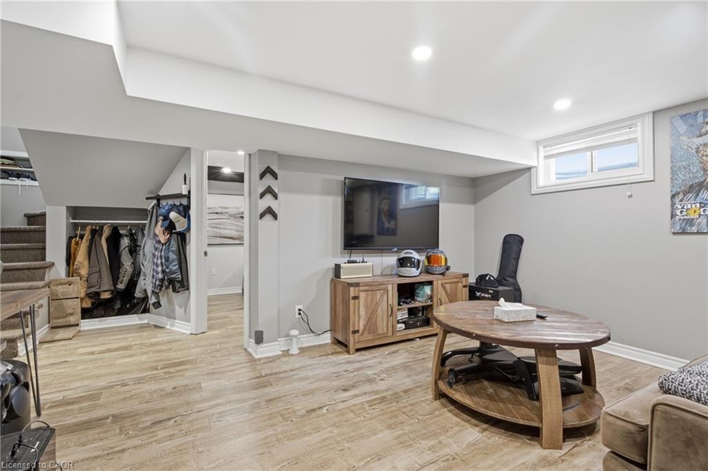 20 Hillview Street Property Photo 29