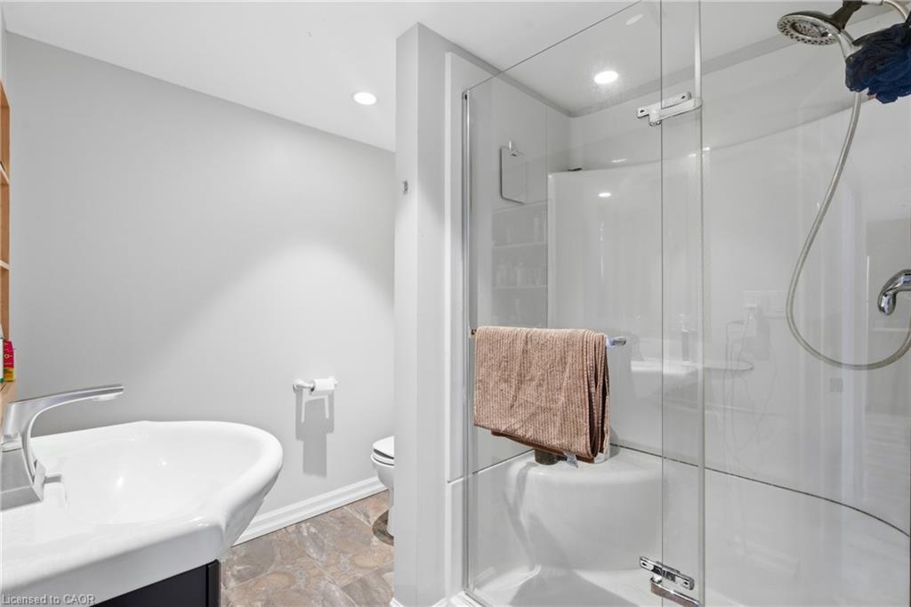 20 Hillview Street Property Photo 32