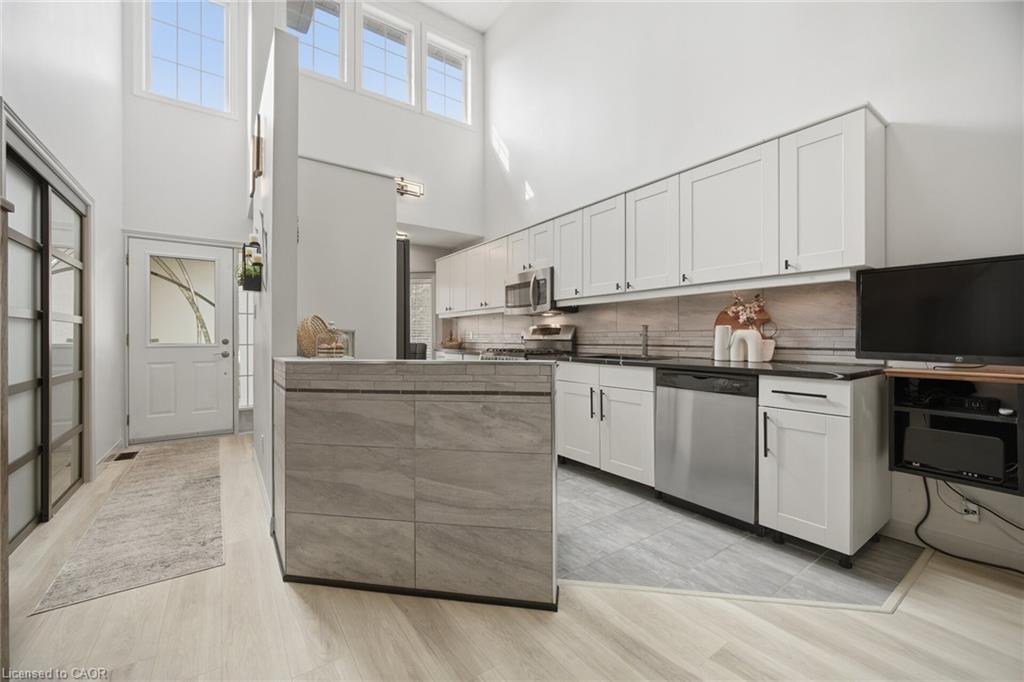 3064 Lakeshore Road W Property Photo 4